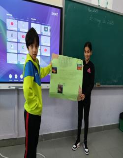 Mostrando a sus compañeros y compañeras su investigación